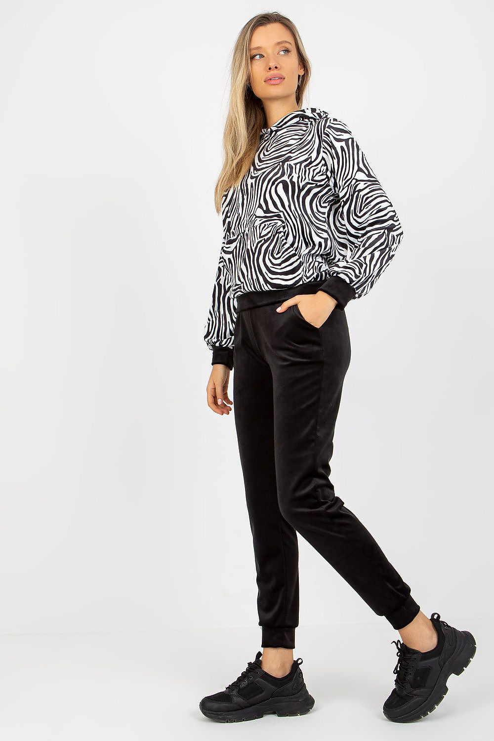L`ensemble model 173358 Rue Paris