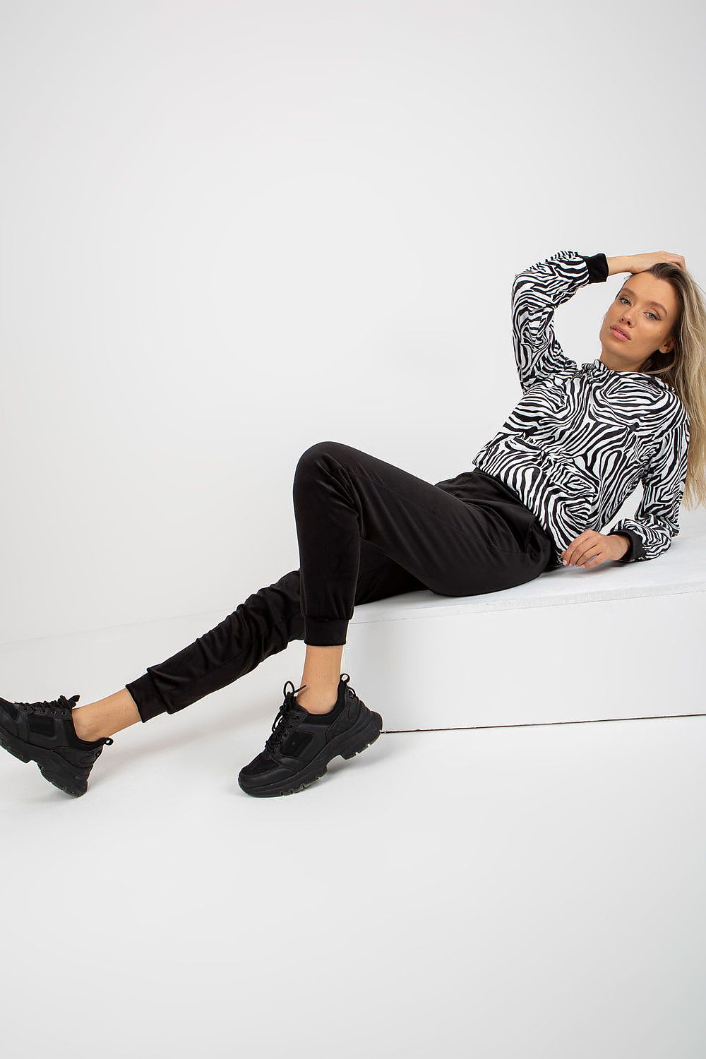 L`ensemble model 173358 Rue Paris